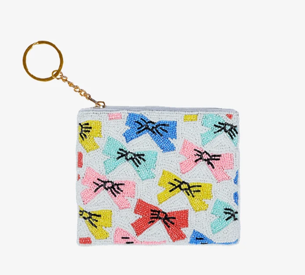 Compacto monedero con intrincado trabajo de abalorios, cierre superior de cremallera seguro y llavero dorado, ideal para guardar monedas y objetos pequeños
