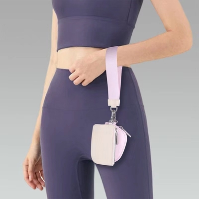La moda de la billetera de LULU se llevará de la mano con la bolsa de tarjetas.