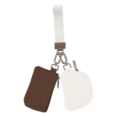 La moda de la billetera de LULU se llevará de la mano con la bolsa de tarjetas.