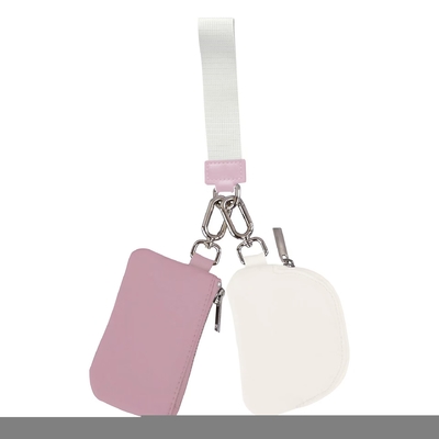 La moda de la billetera de LULU se llevará de la mano con la bolsa de tarjetas.