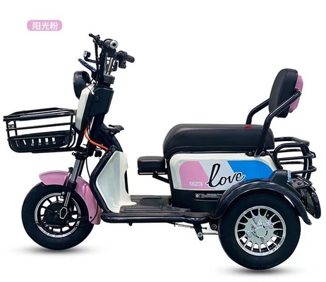 El nuevo triciclo eléctrico trae a su propio bebé a casa para recoger a los niños