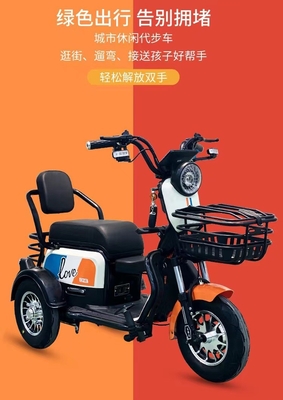 El nuevo triciclo eléctrico trae a su propio bebé a casa para recoger a los niños