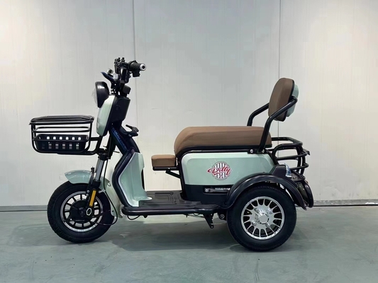 El nuevo triciclo eléctrico trae a su propio bebé a casa para recoger a los niños