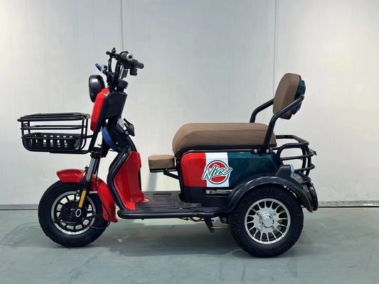 El nuevo triciclo eléctrico trae a su propio bebé a casa para recoger a los niños