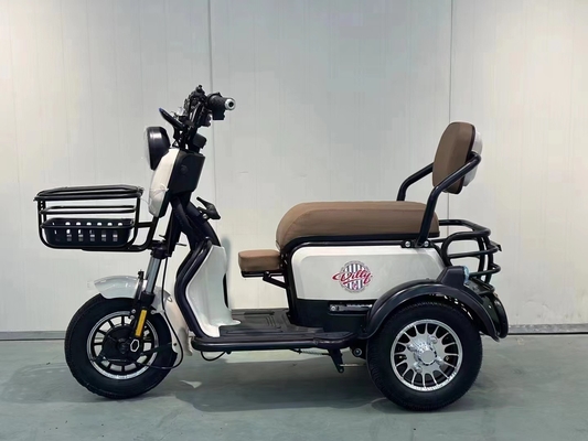 El nuevo triciclo eléctrico trae a su propio bebé a casa para recoger a los niños
