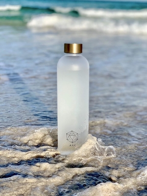 Botella de agua ARCANA Arc con marcador de tiempo - Botellas de agua motivacionales con tiempos para beber - Plástico congelado libre de BPA