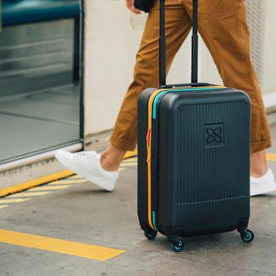 Maleta duradera con panel de compresión exterior de malla anti-aplastamiento y correa de compresión diseñada para viajes sin complicaciones
