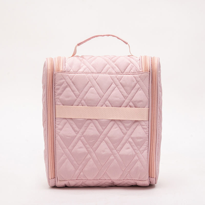 Bolsa de maquillaje rosa hecha con materiales de alta calidad y enfocado en la funcionalidad.