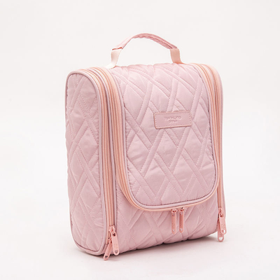 Bolsa de maquillaje rosa hecha con materiales de alta calidad y enfocado en la funcionalidad.