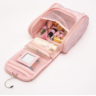 Bolsa de maquillaje rosa hecha con materiales de alta calidad y enfocado en la funcionalidad.