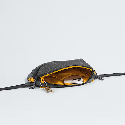 Bolso Fanny Packs Compartimiento principal con cremallera tiene un bolsillo de malla de cremallera segura con un clip de llave